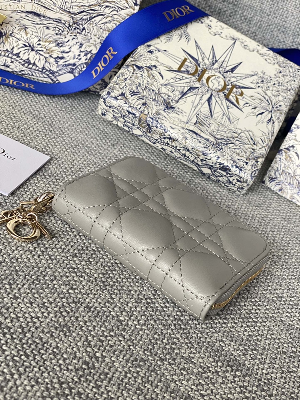 ディオール財布着用イメージ
